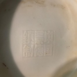 Een Chinese monochrome rode flesvormige vaas, 19/20e eeuw